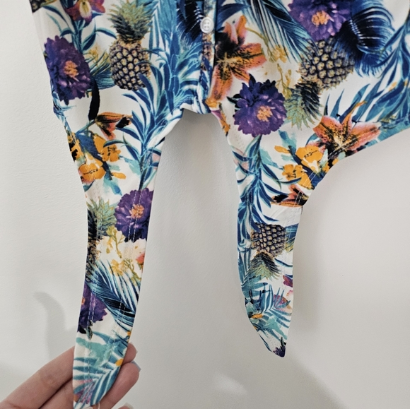 TROPICAL Hot Kiss M Crop Top Hawaiian Style Shirt; Bought in Vegas; Used Once - Picture 5 of 6